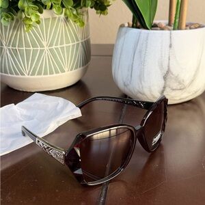 Oversized Woman’s sunglasses NWT. ‘Dark brown’